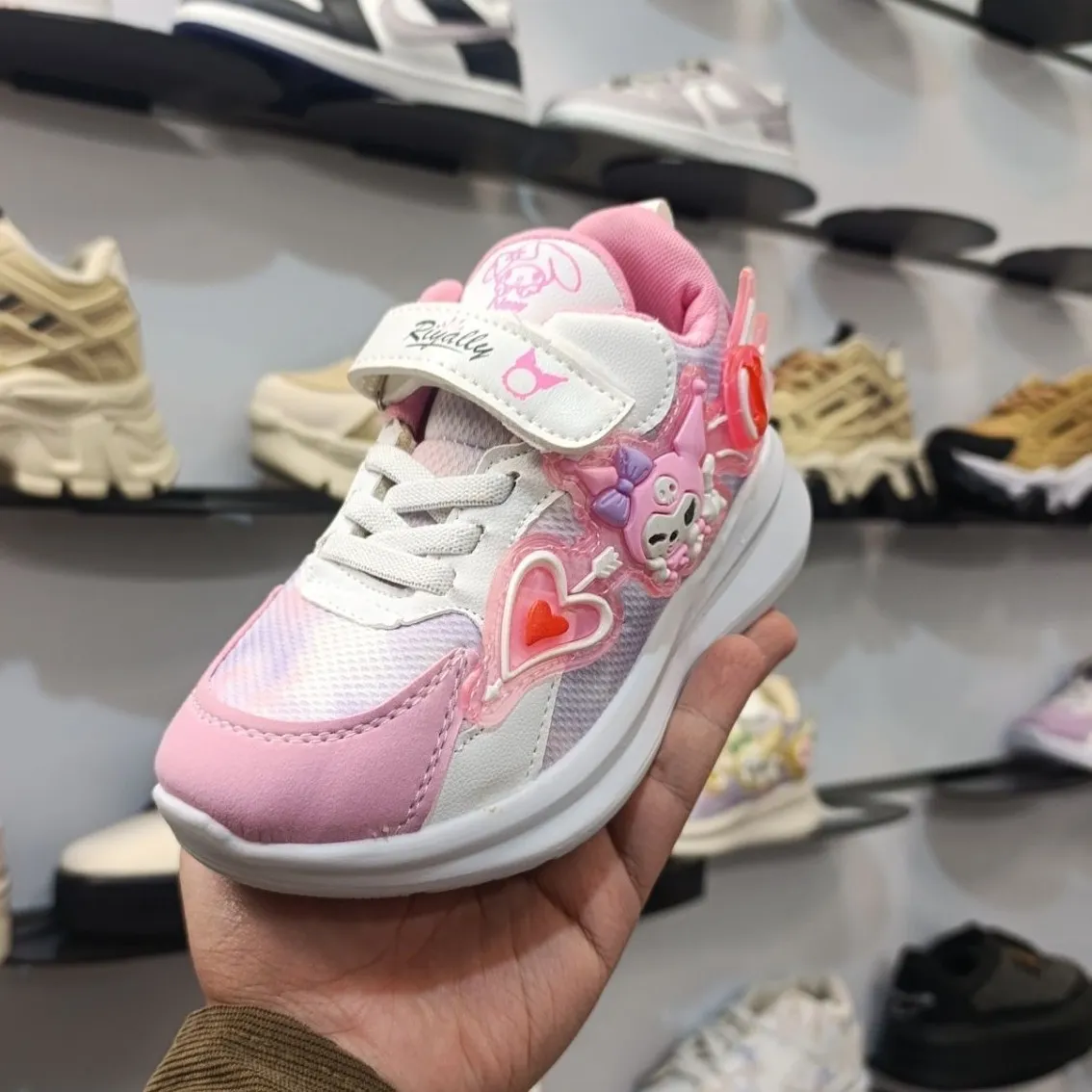 کفش اسپرت دخترانه بچگانه رنگ صورتی و سفید سایز 33 تا 36