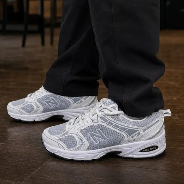 کفش کتانی مردانه نیو بالانس مدل 530 رنگ طوسی سفید با زیره ایر بولینگ