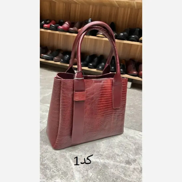 کیف چرم طبیعی گاوی زنانه رنگ مشکی و زرشکی ابعاد 30 در 23 مدل آلاله