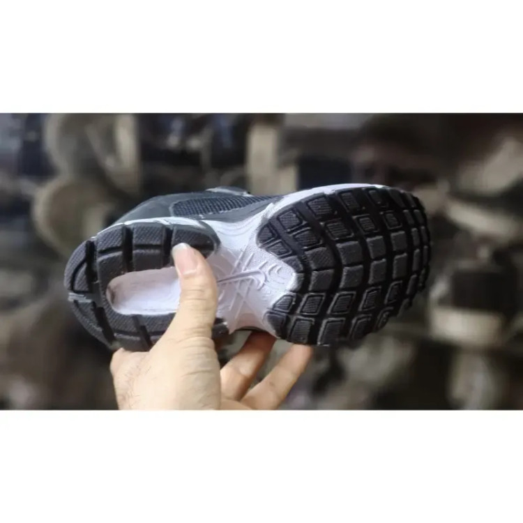 کفش اسپرت بچگانه مشکی و سفید سایز 31 تا 35 پسرانه دخترانه مناسب مدرسه