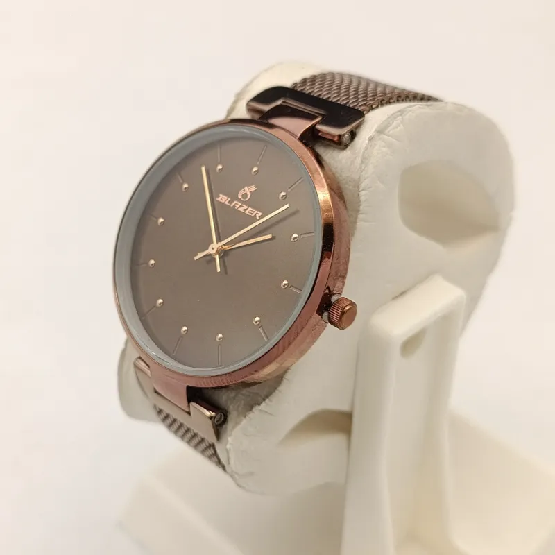 ساعت مچی زنانه بلیزر بند حصیری قهوه ای صفحه خط دار قاب رزگلد موتور ژاپن